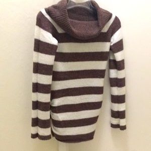 ONLY SKY - BROWN AND WHITE TURTLENECKS SWEATER